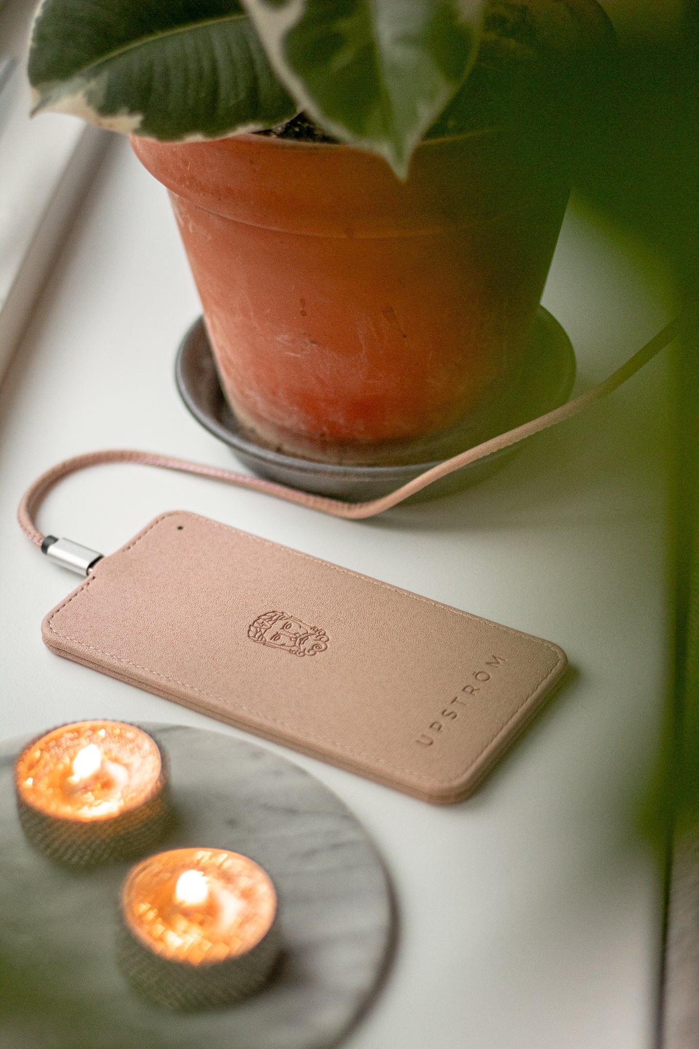 UPSTRÖM LÄDER - Wireless Charger (Pink)