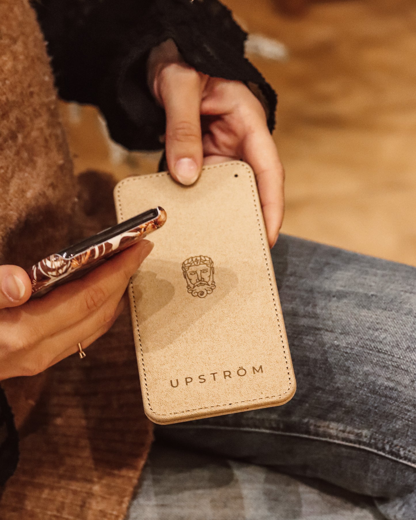 UPSTRÖM LÄDER - Wireless Charger (Sand)