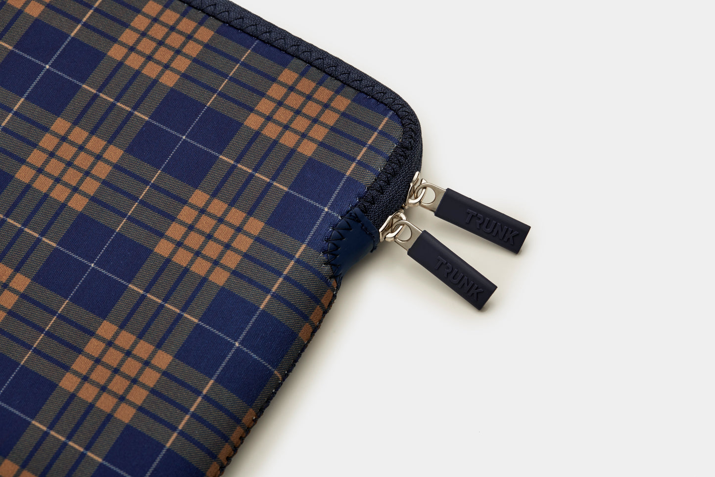 Trunk Neopren Sleeve für MacBook Air / Pro 13", Navy Tartan