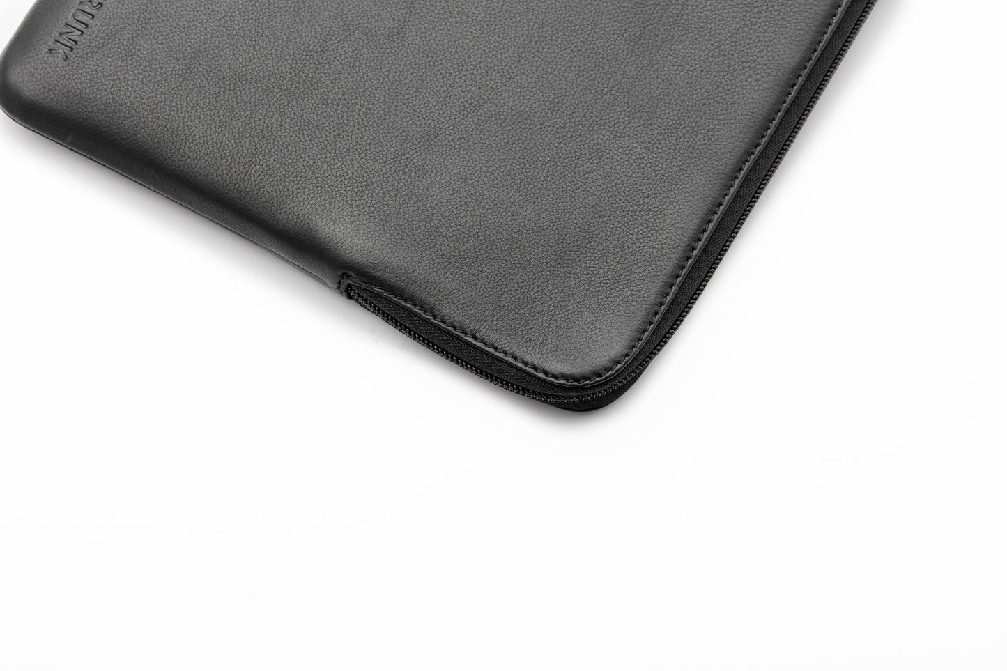 Trunk Leder Sleeve für MacBook Pro 13", Schwarz
