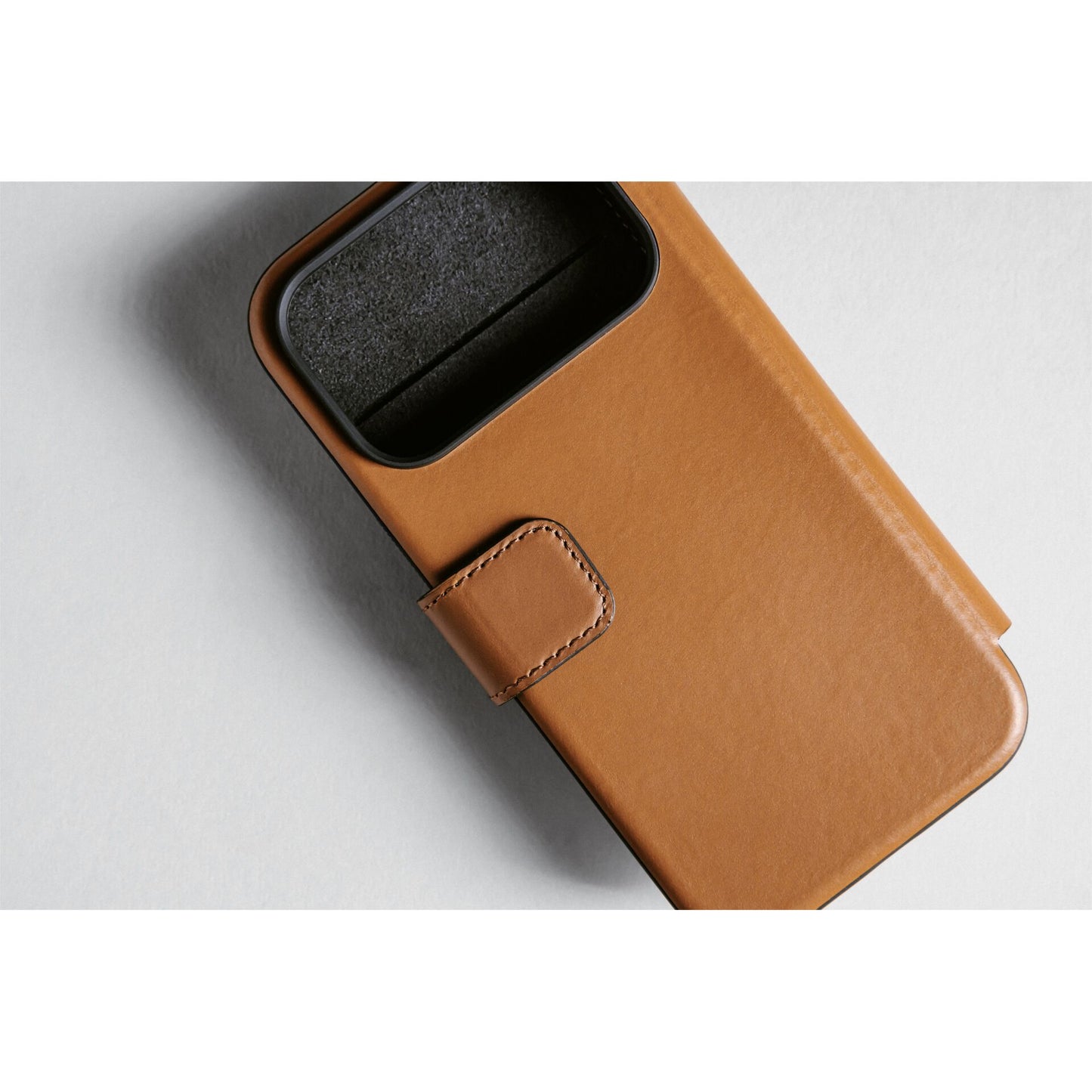 Nomad Modern Leather Folio iPhone 17 Pro English Tan
