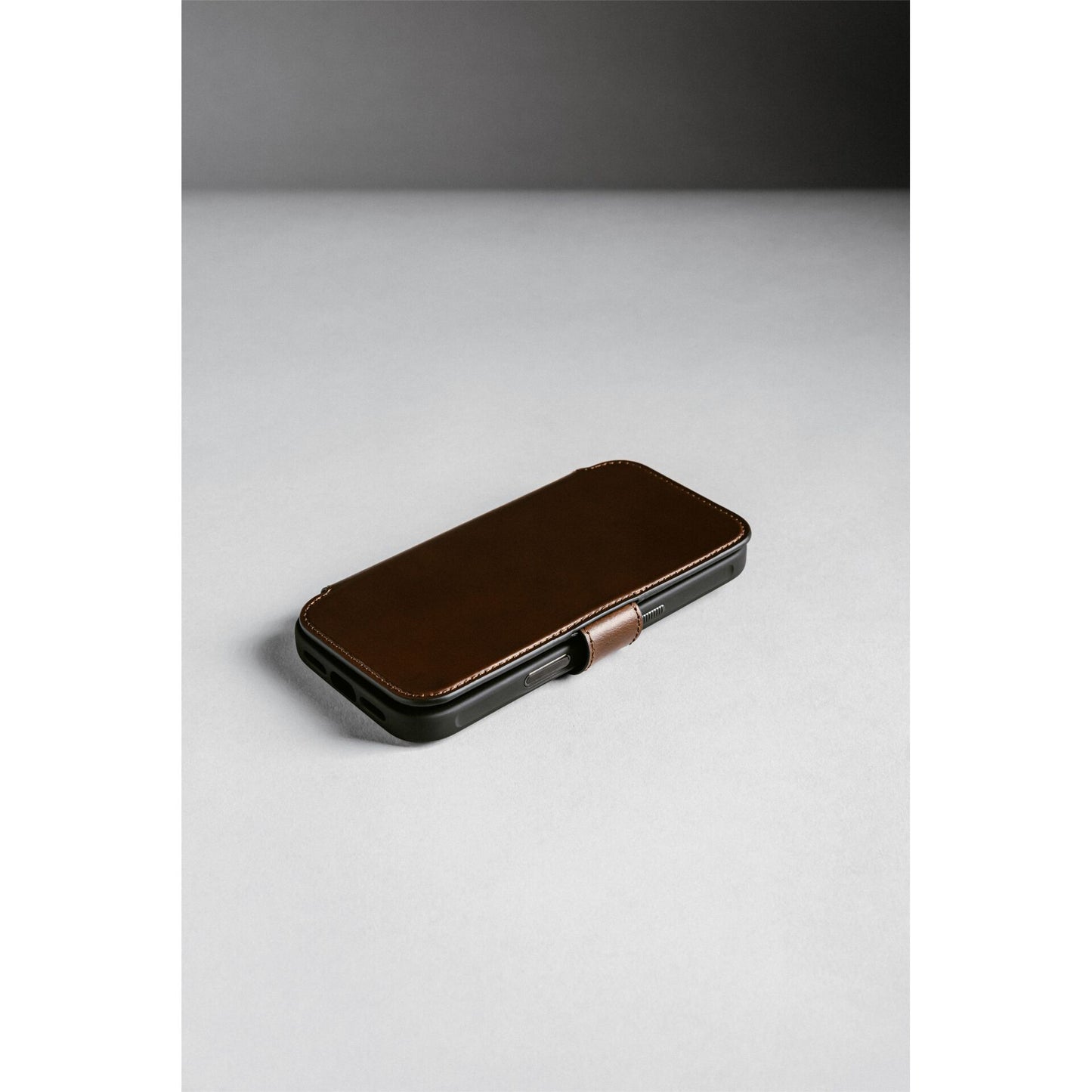Nomad Modern Leather Folio iPhone 17 Pro Rustic Brown Horweed