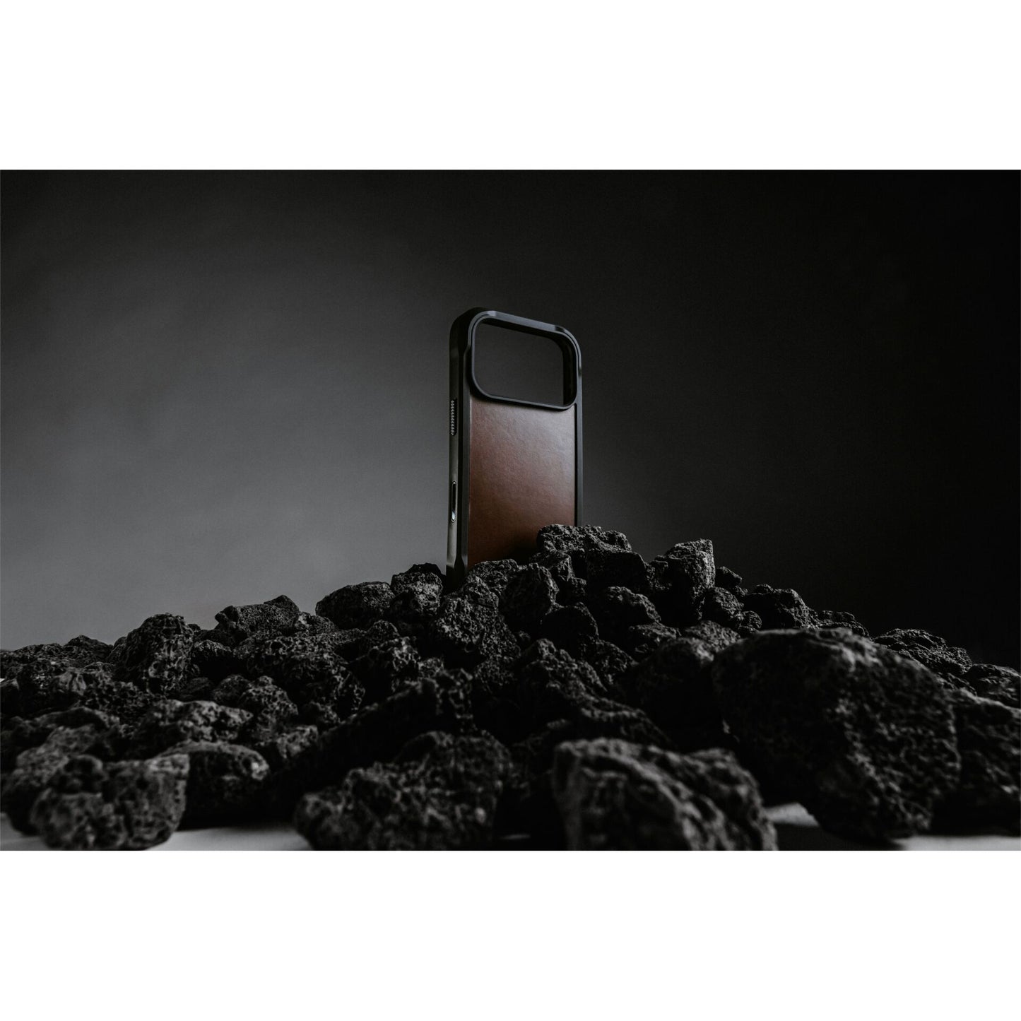 Nomad Rugged Leather Case iPhone 17 Pro Rustic Brown Horween