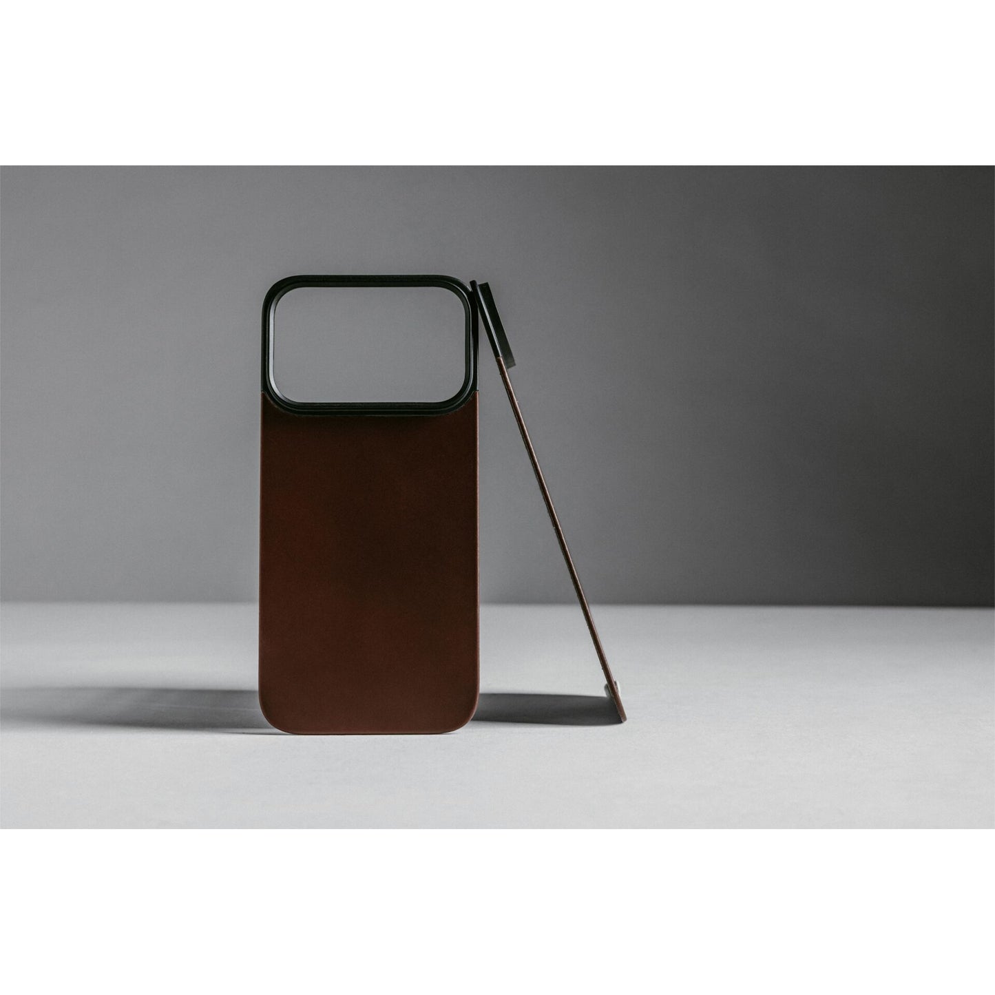 Nomad Magnetic Leather Back MagSafe iPhone 17 Pro Rustic Brown Horween