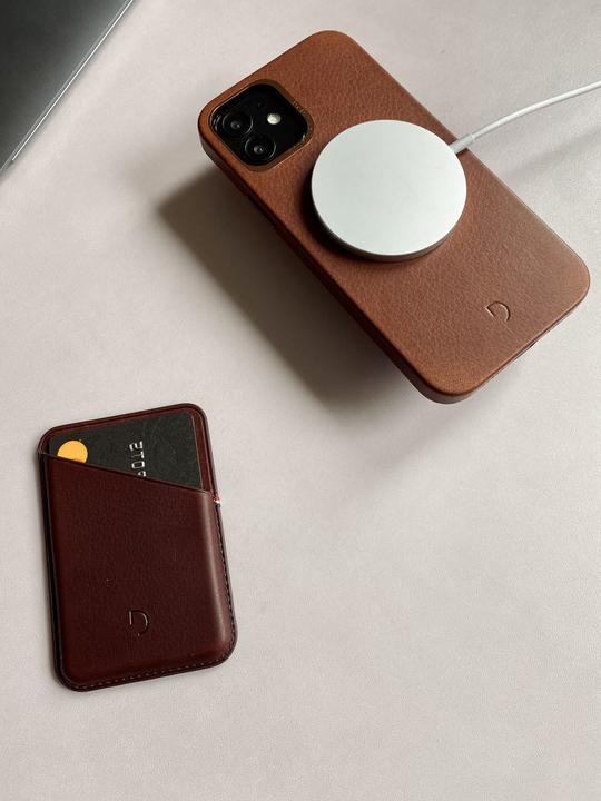 Decoded - MagSafe Card Sleeve - Cinnamon Brown
